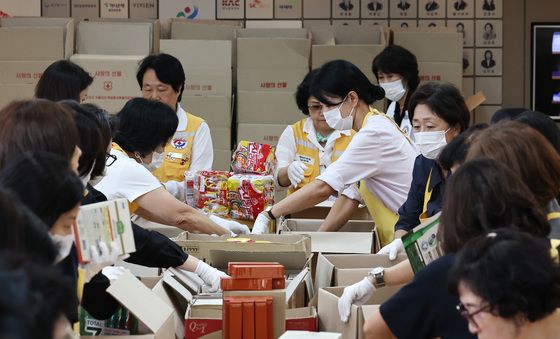 사랑의 선물 포장하는 봉사자들