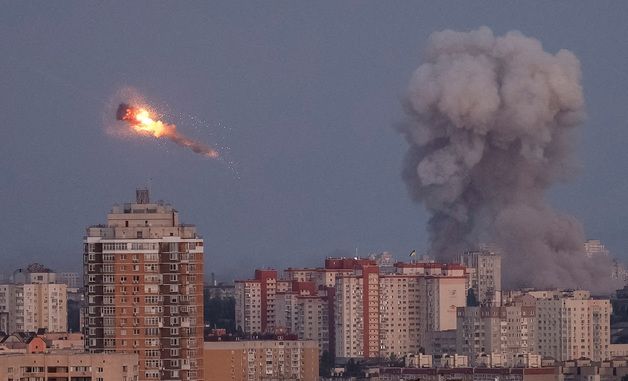 [포토] 키이우 상공에서 격추되는 러시아 미사일