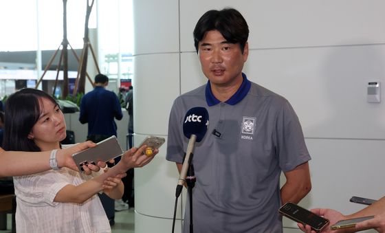 인터뷰하는 이창원  U20 월드컵 대표팀 감독