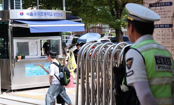 학생들 하굣길 지키는 경찰관