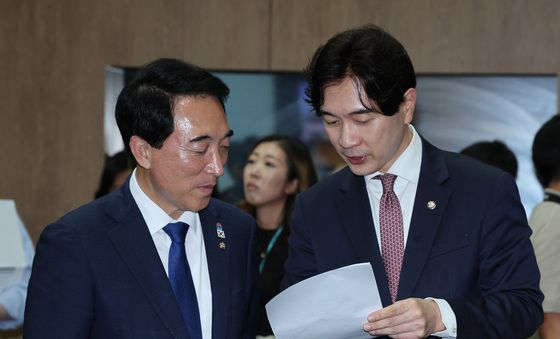 대화 나누는 여야 대변인