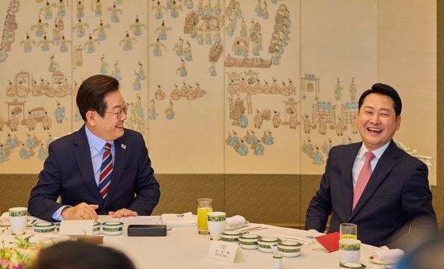 오찬 회동서 미소 짓는 이재명 대통령·장동혁 대표