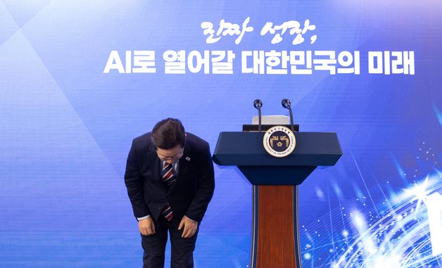 인사하는 이재명 대통령