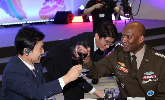 건배하는 안규백 국방부 장관과 제이비어 브런슨 사령관