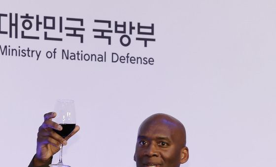 유엔사 창설 75주년 기념행사 건배사하는 제이비어 브런슨 사령관