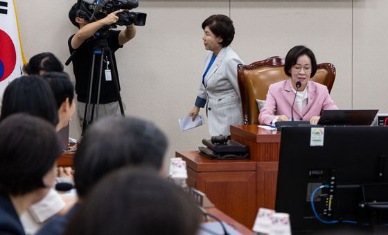 여가위 전체회의장 떠나는 조은희 간사