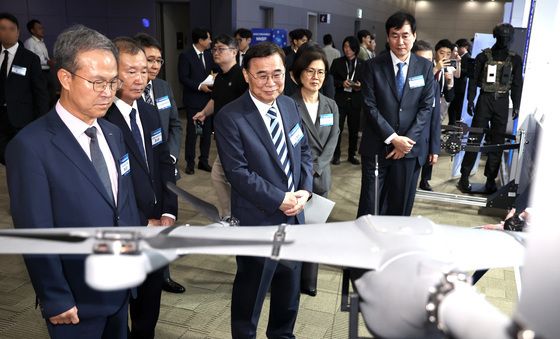드론 살펴보는 이종석 국정원장