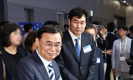 드론 살펴보는 이종석 국정원장