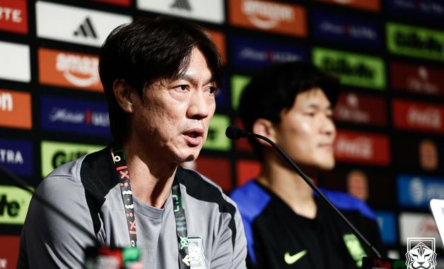 취재진 질문에 답변하는 홍명보 감독