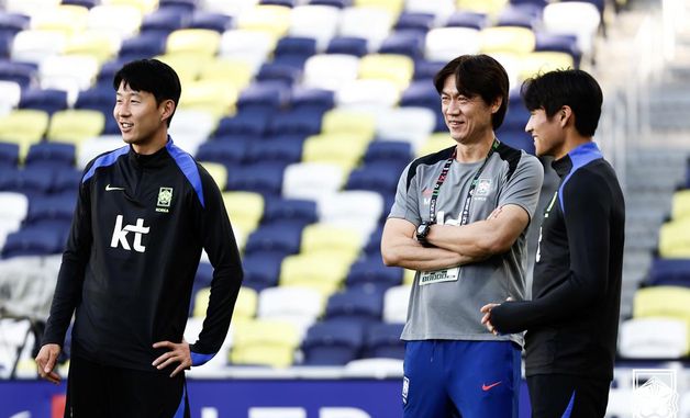 손흥민, 정상빈과 대화 나누는 홍명보 감독