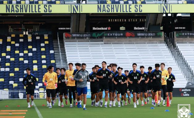 런닝으로 몸 푸는 축구대표팀 선수들