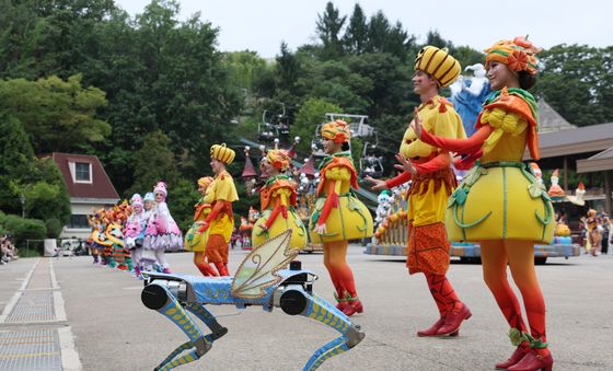 AI 4족보행 로봇, 가을축제 퍼레이드서 댄서들과 합동 공연