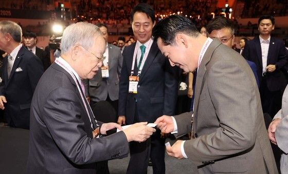 인사 나누는 장동혁 대표와 손경식 경총 회장