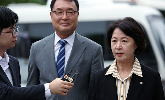 취재진 질문에 답하는 추미애 법사위원장