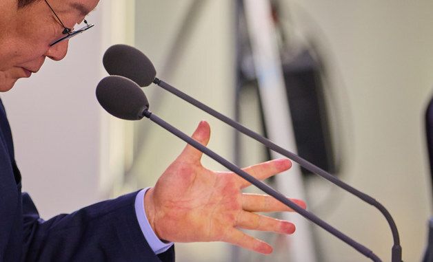 국가인공지능(AI) 전략위원회 출범식 자료 살펴보는 이재명 대통령