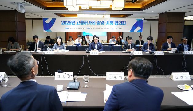 발언하는 권창준 차관