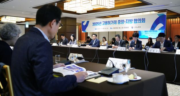 모두발언하는 권창준 차관