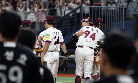 키움 박정훈, 데뷔 첫 세이브 '감격'