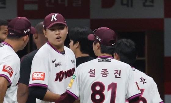 '데뷔 첫 세이브' 축하 받는 박정훈