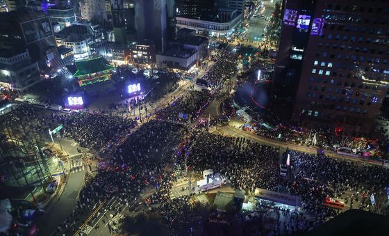 제야의 종 타종행사 지켜보는 시민들