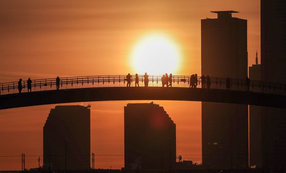 '붉은 말의 해' 떠오르는 첫 일출