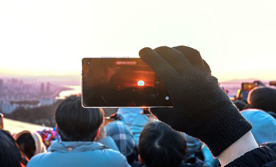 핸드폰으로 기록하는 병오년(丙午年)의 첫 해돋이
