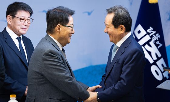 손 맞잡은 박지원 의원과 정세균 상임고문