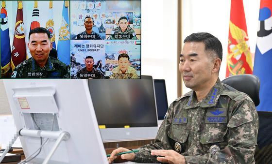 해외파병부대 장병들과 화상통화 하는 진영승 함참의장