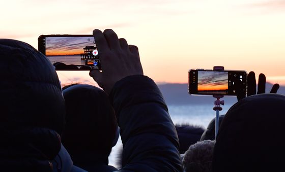 병오년 새해 첫 일출 촬영하는 해맞이객