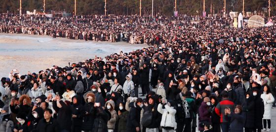 새해 첫 일출 감상하는 시민들