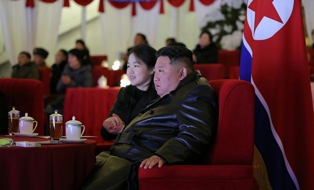 김정은, 딸 주애와 손 잡고 공연 관람