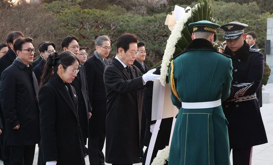 헌화 하는 이재명 대통령