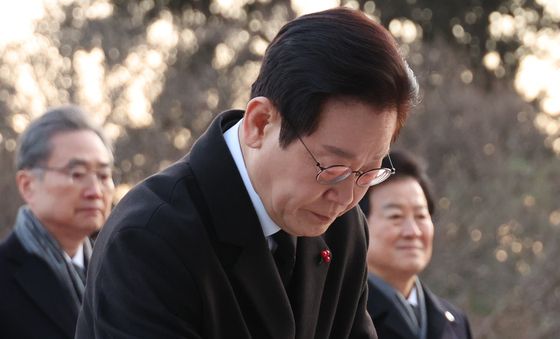 현충탑에 분향하는 이재명 대통령