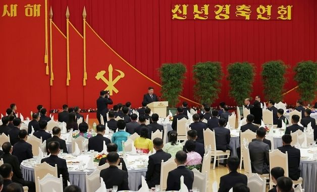 김정은, 국가유공자들 만나 격려…"당과 국가의 가장 큰 자랑은 인민"