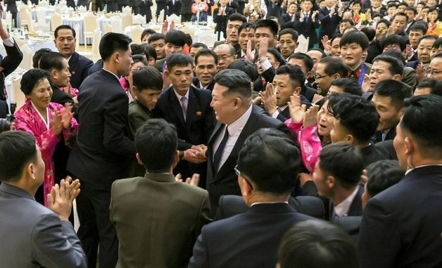 국가유공자들 만나 악수하는 김정은