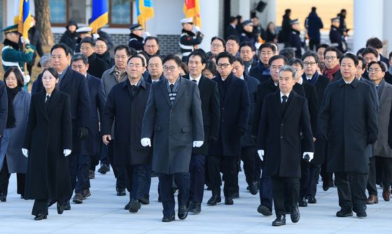 현충탑 참배 나서는 우원식 국회의장