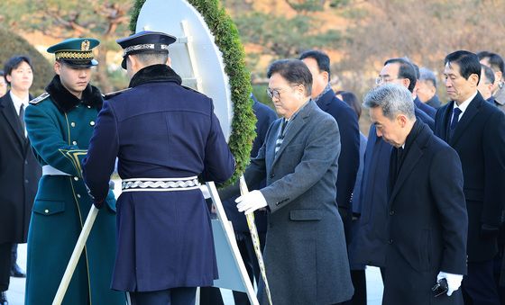 헌화하는 우원식 국회의장