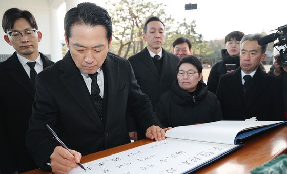 현충원 방명록 작성하는 장동혁 국민의힘 대표