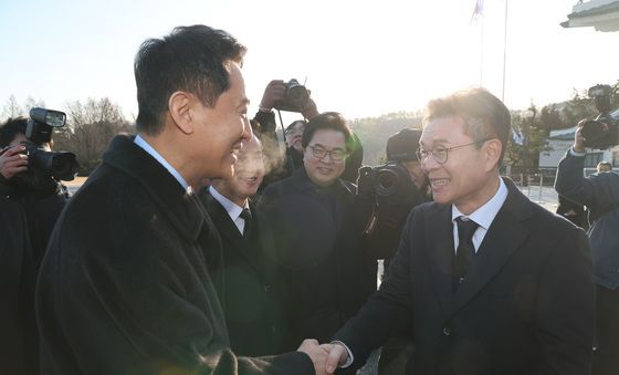 새해 첫날 인사 나누는 오세훈 서울시장·정원오 성동구청장