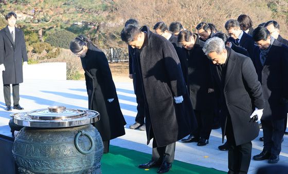 현충원 참배하는 오세훈 서울시장