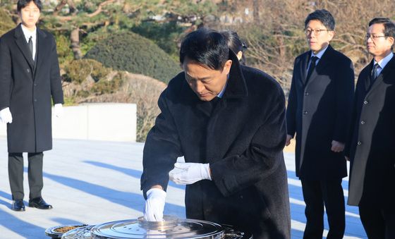 분향하는 오세훈 서울시장