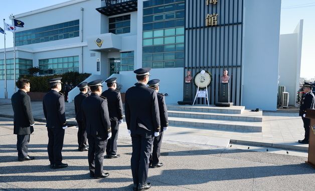 장인식 해경청장 직무대리, 신년 맞아 故 이청호·오진석 흉상 참배