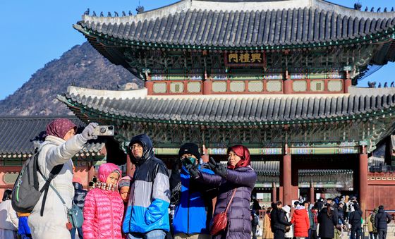 새해 첫날 경복궁 찾은 관광객들