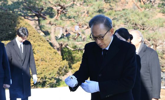 분향하는 이명박 전 대통령