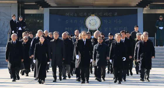 현충원 참배 마친 이명박 전 대통려