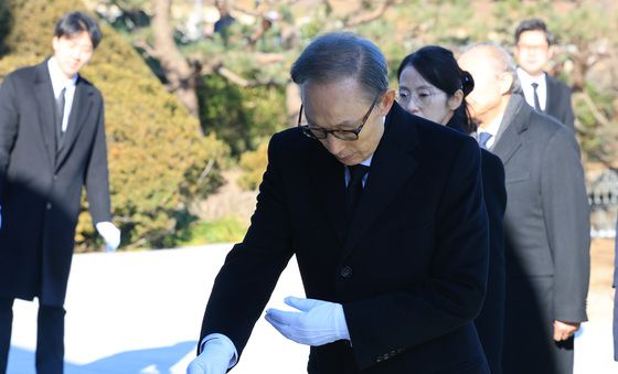 현충탑 분향하는 이명박 전 대통령