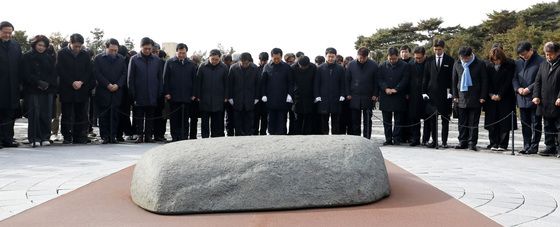 김해 봉하마을 찾은 정청래 대표