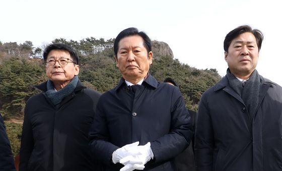 김해 봉하마을 찾은 정청래 대표