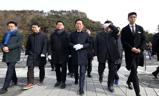 고 노무현 전 대통령 묘역 참배하는 정청래