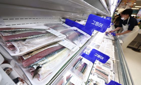 고등어 한 손에 1만원…밥상 물가 '들썩'